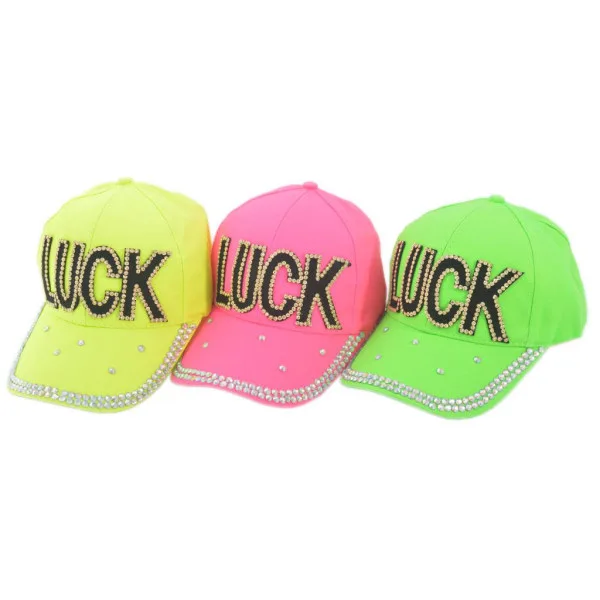 Спортна шапка с надпис LUCK 2